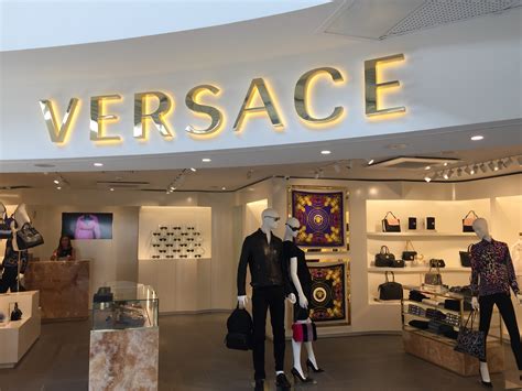 Trouvez la boutique VERSACE situées proches de vous